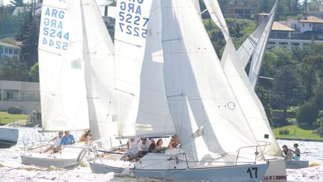 Mujeres al viento en las aguas del San Roque. La regata cumplirá este sábado con la 15ª edición. (prensa Mujeres al viento)