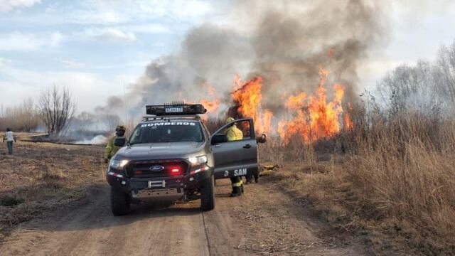 Bomberos Voluntarios y Bomberos de la Policía de San Carlos no tienen descanso en su lucha contra el fuego debido a los incendios intencionales.