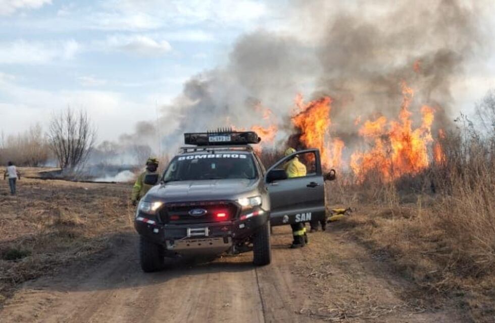 Incendios intencionales: Bomberos de San Carlos sofocan el fuego sin descanso