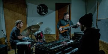 Mansur, Teves y Rey en la sala de ensayo, donde comenzaron a preparar el que será el quinto disco de la banda. (Prensa Sur Oculto/Julieta Hernández).