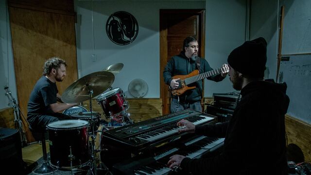 Mansur, Teves y Rey en la sala de ensayo, donde comenzaron a preparar el que será el quinto disco de la banda. (Prensa Sur Oculto/Julieta Hernández).