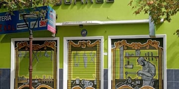 La comuna de Godoy Cruz puso en marcha un proyecto para que comerciantes de la calle Perito Moreno transformen esa arteria en una galería cultural pintando sus persianas. Gentileza MGC