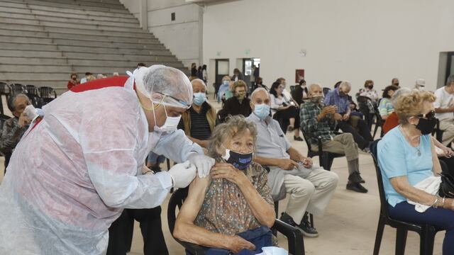 Campaña de vacunación contra el Covid-19 en Villa Carlos Paz.