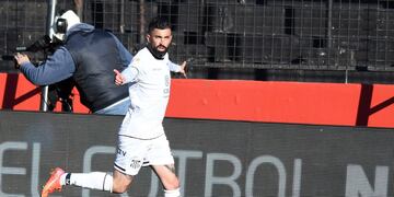El delantero uruguayo Michael Santos fue una de las figuras de Talleres en el debut. (Fotobaires).
