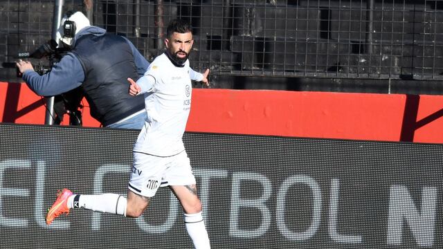 El delantero uruguayo Michael Santos fue una de las figuras de Talleres en el debut. (Fotobaires).