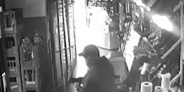 El momento en que el hombre se lleva la billetera (Captura de video).