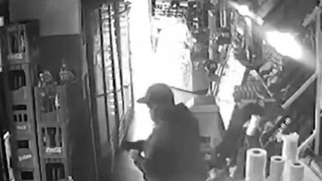 El momento en que el hombre se lleva la billetera (Captura de video).