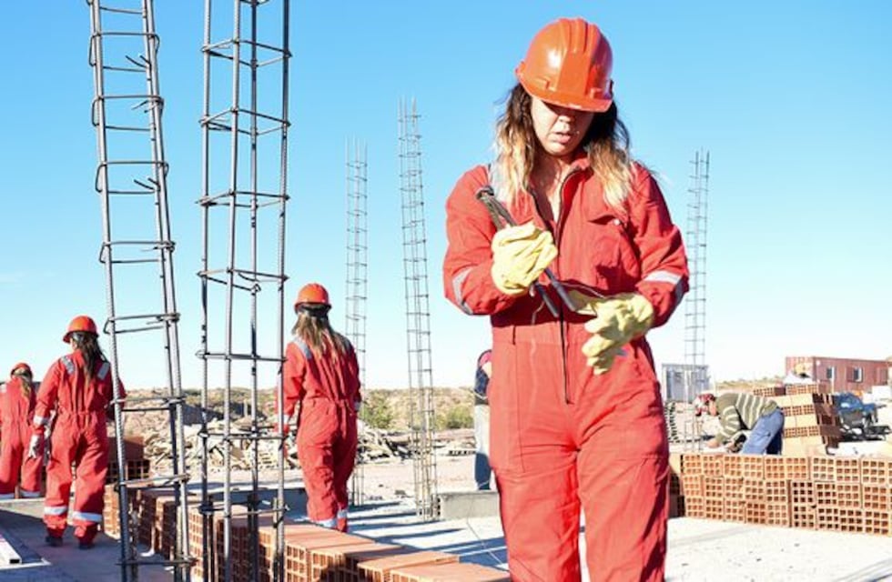 Las mujeres se abren paso en el mundo de la construcción: empezaron a levantar las paredes de sus propias casas