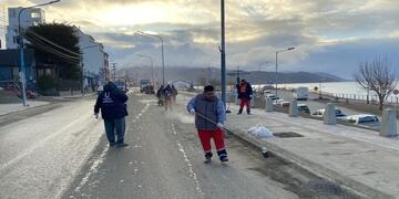 Ushuaia: comenzaron las tareas de limpieza de barro, en veredas y cordones de calles