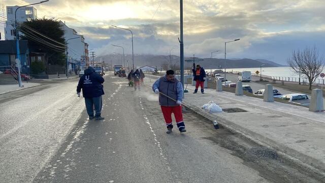 Ushuaia: comenzaron las tareas de limpieza de barro, en veredas y cordones de calles