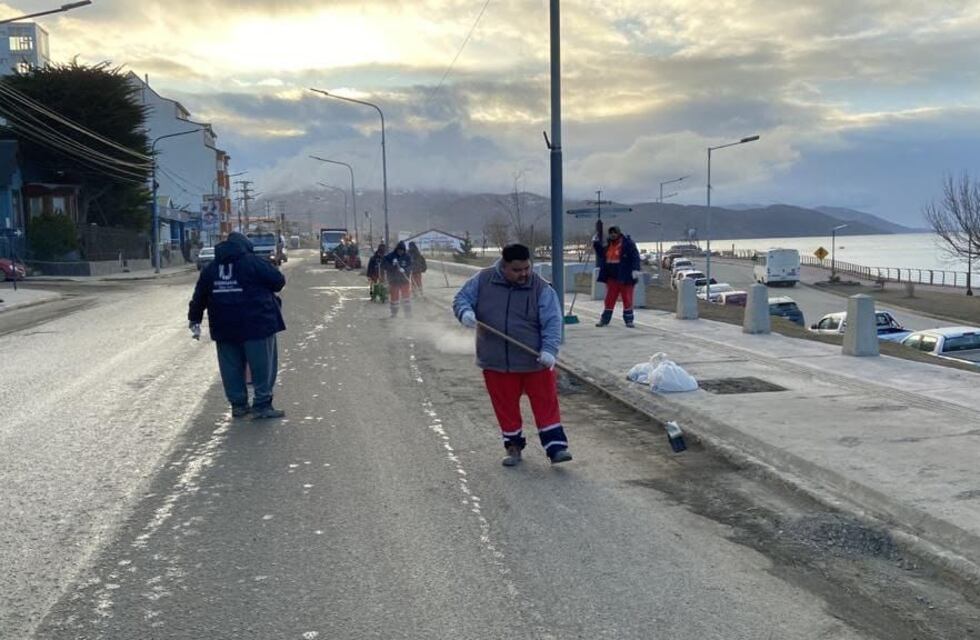 Ushuaia: comenzaron las tareas de limpieza de barro, en veredas y cordones de calles
