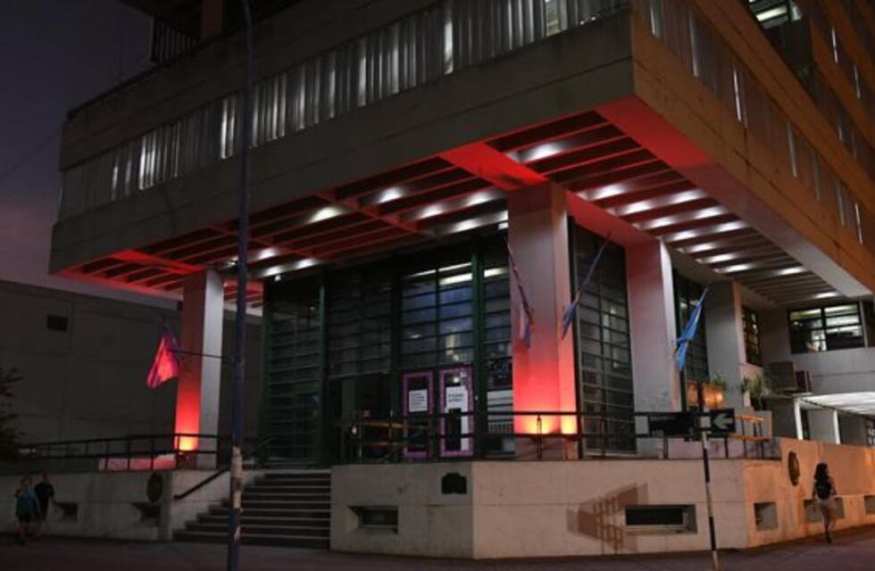 El Palacio Municipal se ilumina de rojo en el Día Mundial de las Cardiopatías Congénitas