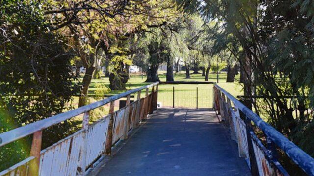 El puente del parque Urquiza utilizado a diario por los delincuentes para robar y escapar. (Sebastián Suárez Meccia)