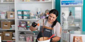 Silvina Sosa en la cocina dando clases de pastelería y chocolatería.