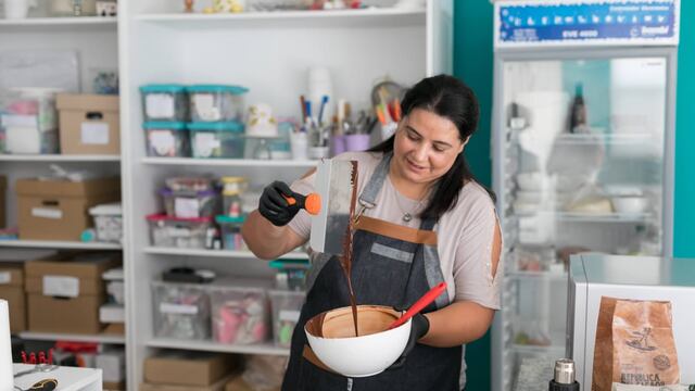 Silvina Sosa en la cocina dando clases de pastelería y chocolatería.