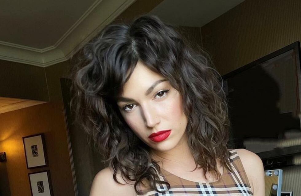 Úrsula Corberó posó desde el piso con un conjunto rojo y botas altas