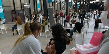 27 Abril 2021 Mendoza - Sociedad
Comenzó la vacunación con la vacuna Sputnik V contra Covid 19 a las personas obesas y a los trabajadores de la salud de mas de 30 años, esta jornada en el Vacunatorio de Campaña en la Nave Cultural del Parque Central.
Foto: Orlando Pelichotti / Los Andes