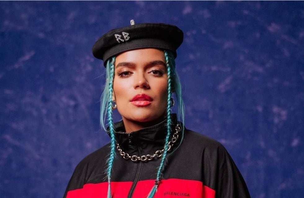 Karol G se sumó a la moda “ventanita”, pero redobló la apuesta con un corset negro