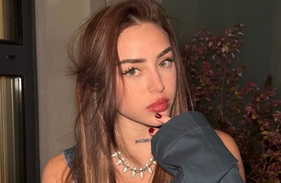 Nicki Nicole dio cátedra de estilo con un espectacular vestido con espalda al descubierto