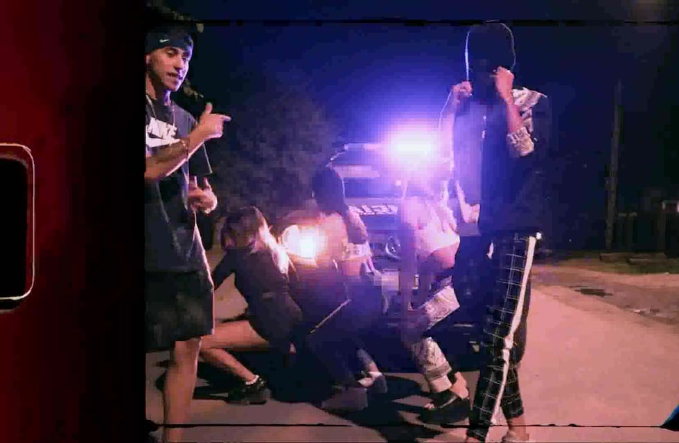 Investigan el uso de patrulleros policiales en un video de trap