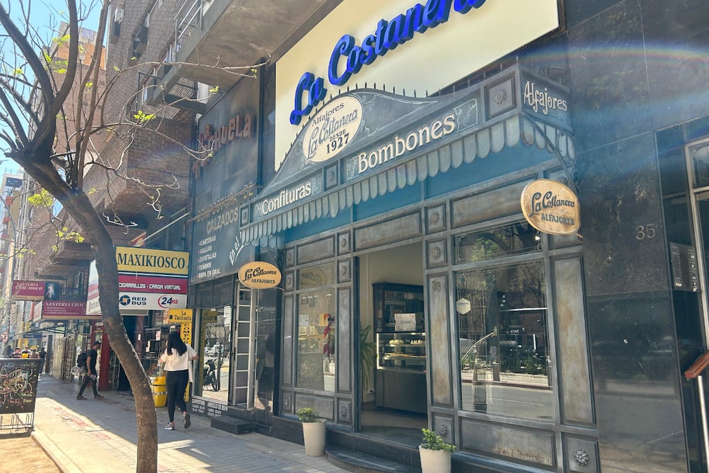 La Costanera deleita a la ciudad de Córdoba desde 1927 con alfajores y otros productos de pastelería.