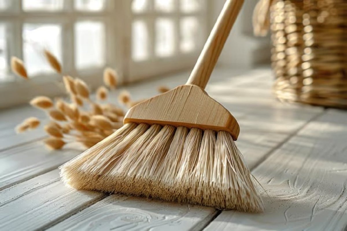 Los expertos recomiendan barrer hacia el centro de la casa para atraer las buenas energías