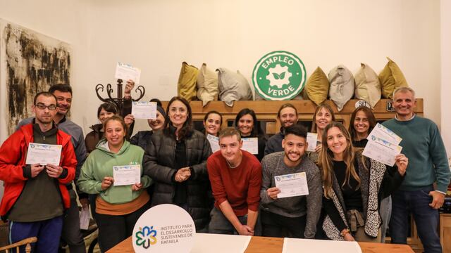 Entregaron los certificados por el curso de restaurado de muebles