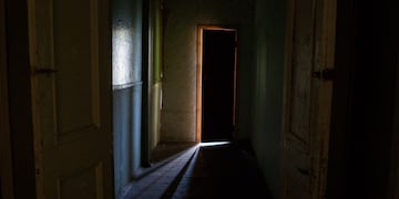 Una mujer fue atada y asaltada mientras dormía en su casa.