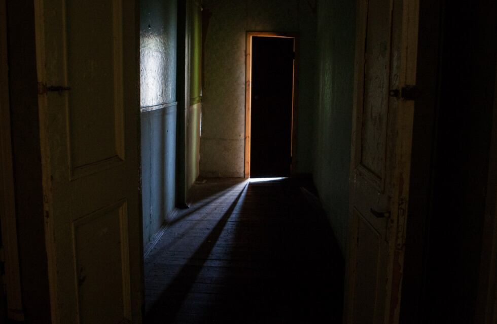 Violenta entradera en Rosario: una mujer fue atada a la cama por un ladrón armado