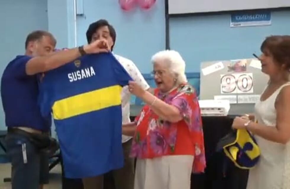 Cumplió 90, recaudó 100.000 pesos para donar en barrios marplatenses y Riquelme le regaló una camiseta