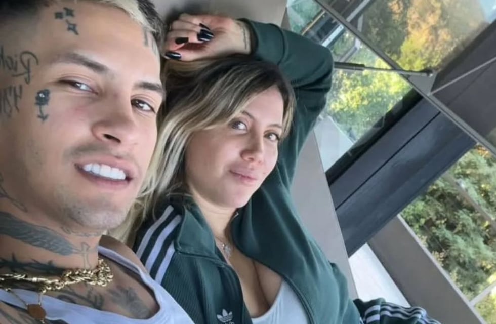 Wanda Nara apostó por un traje de baño con mega escote y la reacción de L-Gante llamó la atención de los fans