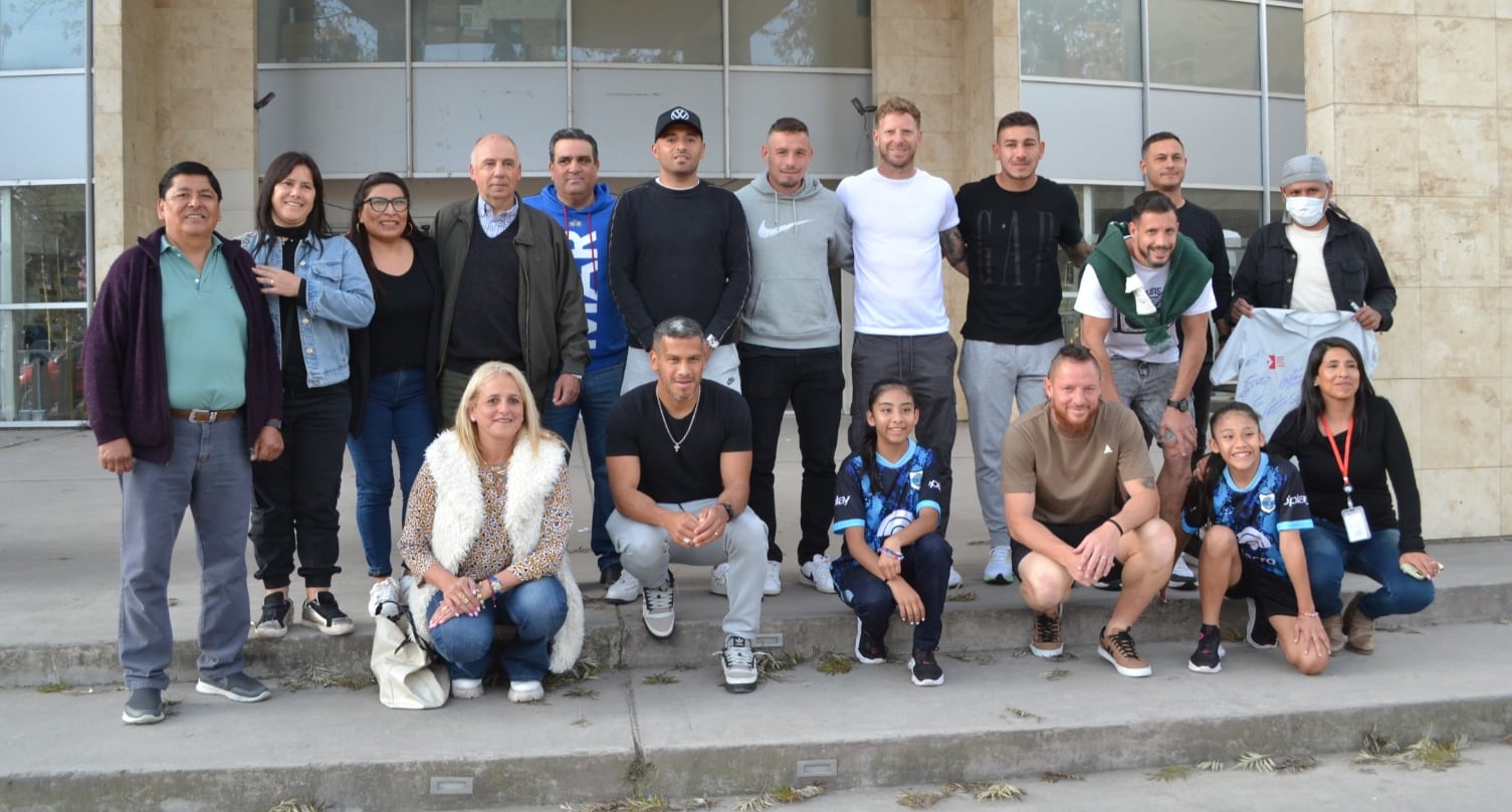 El director del hospital, Marcelo Labarta, con colaboradores y la delegación del club Gimnasia y Esgrima de Jujuy, en el portal de ingreso al nosocomio cerrando la campaña solidaria en el "Mes de las Infancias".