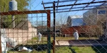 Horror: encontraron enterrado el cuerpo de una mujer en el patio de su casa y sospechan de su hija de 15 años