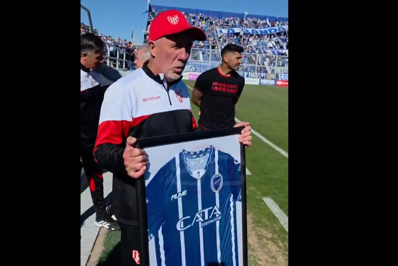 Emotivo reconocimiento a Daniel Oldrá en la previa del partido ante Instituto. (Captura de TV)