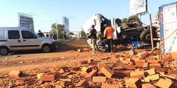 Un camión que transportaba ladrillos volcó y generó importantes demoras en la autopista Buenos Aires - La Plata