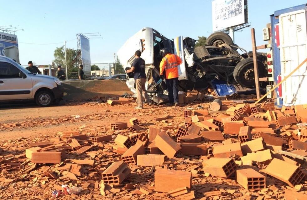 Autopista Buenos Aires – La Plata: un camión que transportaba ladrillos volcó y hay caos