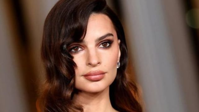 Emily Ratajkowski encandiló miradas con un body de encaje con transparencias y mega escote