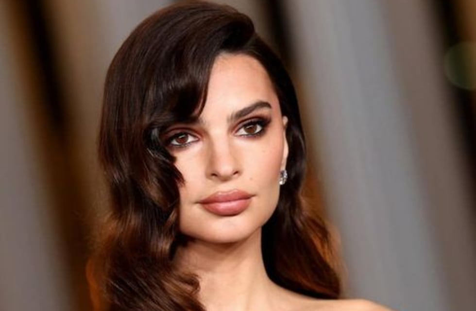 Emily Ratajkowski logró evitar la censura de Instagram y posó con una remera transparente