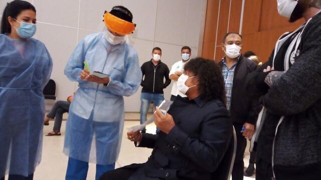 Carlitos Jiménez fue a recibir su vacuna (foto, Suquía).