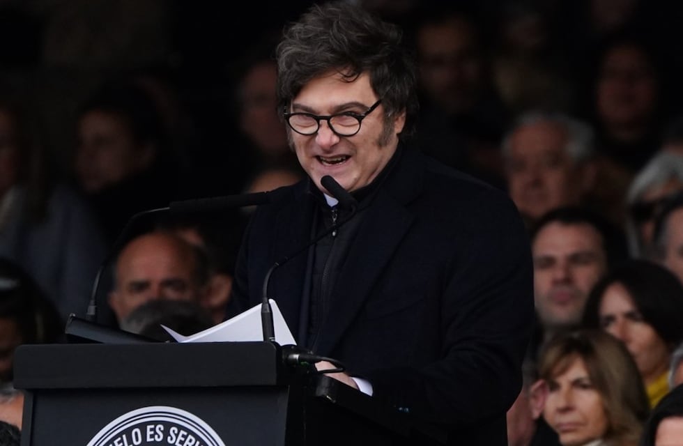 Milei anunció una baja definitiva de retenciones para granos y carnes