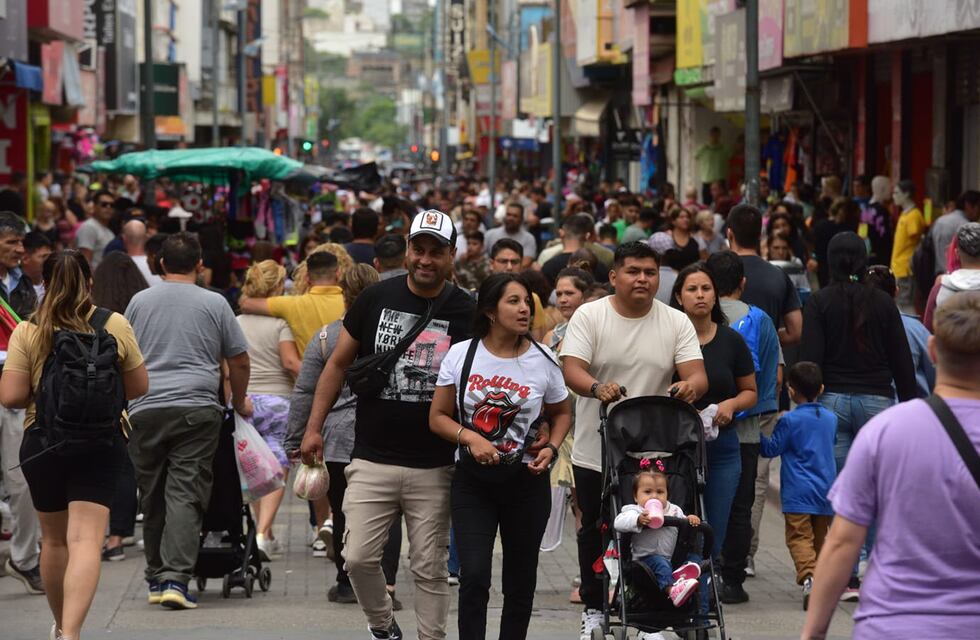 Con tubos de pvc y una ojota: hizo música tecno y sorprendió a toda la peatonal de Córdoba