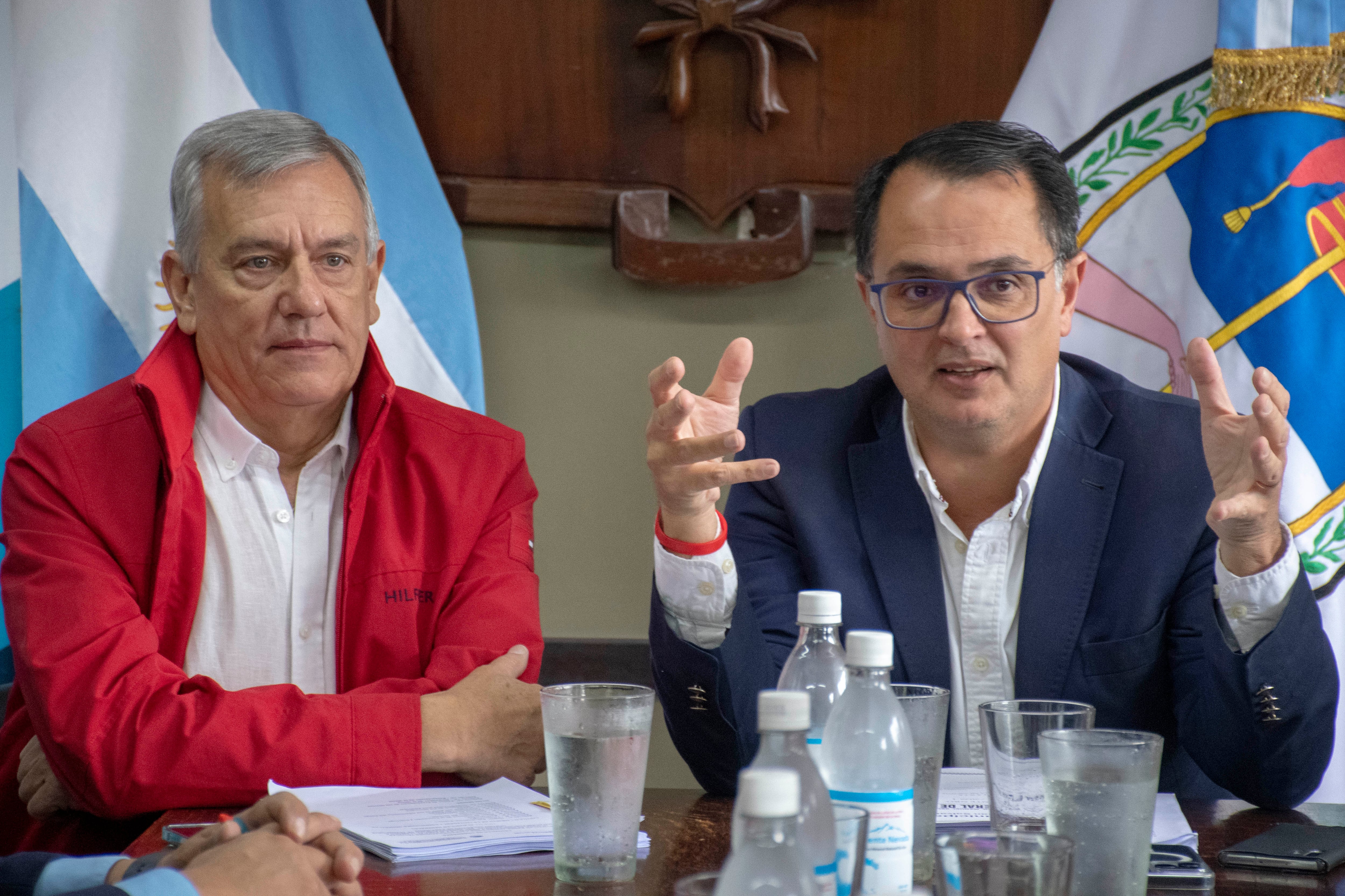 El secretario Guillermo Marenco (izq.) y el Presidente del Concejo Deliberante, Lisandro Aguiar, en la apertura de la reunión de este miércoles convocada para iniciado el tratamiento del pliego de bases y condiciones para la licitación del sistema de transporte urbano de pasajeros en la capital jujeña.
