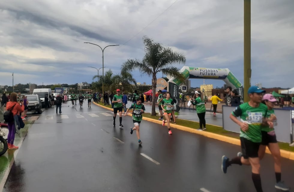 Posadas Futura: alrededor de 1500 corredores iniciaron la maratón a pesar de la lluvia