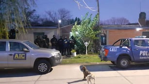 La policía hizo 25 allanamientos en Villa Gobernador Gálvez y Pueblo Esther.