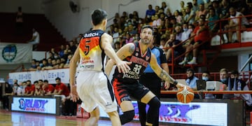 Nicolás Romano, figura del Instituto que va por todo en Liga Nacional (Leandro Gómez / Prensa Instituto).