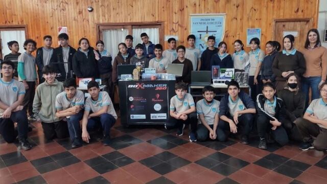 Colegio de Puerto Esperanza recibió un box maker.