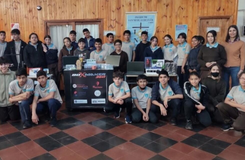Colegio de Puerto Esperanza recibió un box maker