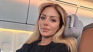 El vestido de metal celeste con el que impactó Evangelina Anderson.