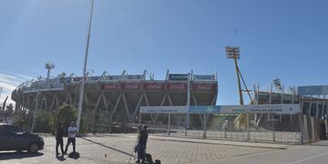 El estadio Mario Kempes fue criticado por el estado del césped para el River - Boca de este domingo.