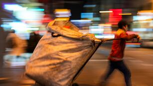 Un niño arrastra un carrito para recoger artículos mientras hurga en el distrito de Kadikoy en Estambul, Turquía, lunes 16 de diciembre de 2024. (AP foto/Francisco Seco)